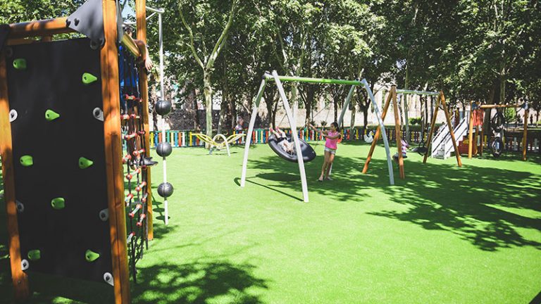 El Ayuntamiento de Mérida reformará varios parques infantiles, la Ciudad de la Infancia e instalaciones deportivas en Las Abadías