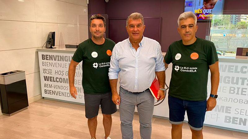 Miembros de ELA Extremadura con el presidente del Fútbol Club Barcelona, Joan Laporta