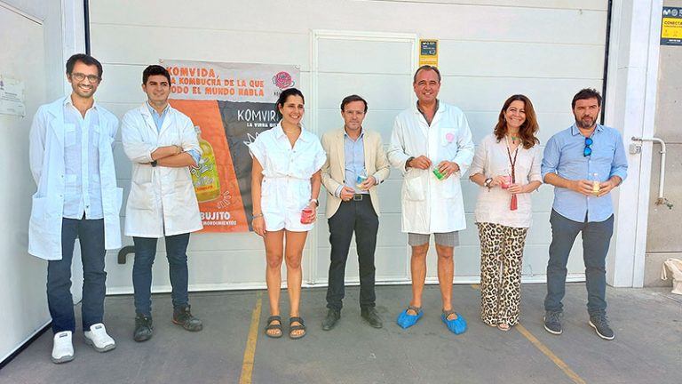 El presidente de la Diputación de Badajoz se interesa por la producción artesanal de la kombucha