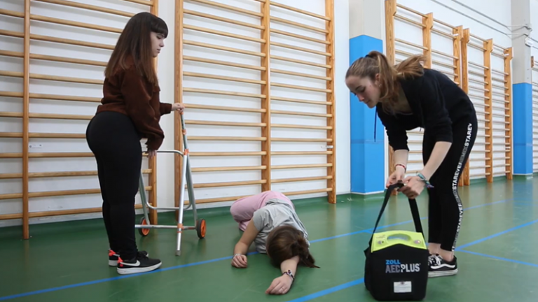 La estudiante Mara Pérez protagoniza el vídeo sobre socorrismo inclusivo del programa 'Bandera Azul'