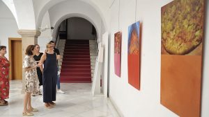 La Asamblea de Extremadura se llena de color con la obra de Esther Aragón. Grada 170