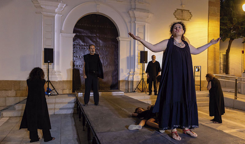 El Patio de los Naranjos acoge la representación de ‘Medea’ en el marco del Festival de Teatro Clásico de Mérida. Foto: Asamblea de Extremadura