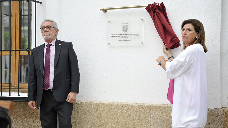José María Antón y María José Ruiz descubren la placa conmemorativa. Foto: Asamblea de Extremadura
