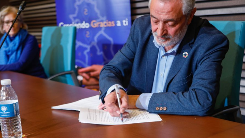 La Diputación de Cáceres firma convenios con 38 ayuntamientos y Cajalmendralejo para la instalación de oficinas o cajeros automáticos