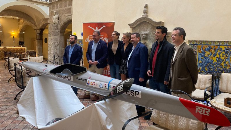 Empresas extremeñas donan una piragua a la deportista emeritense Estefanía Fernández camino a París 2024