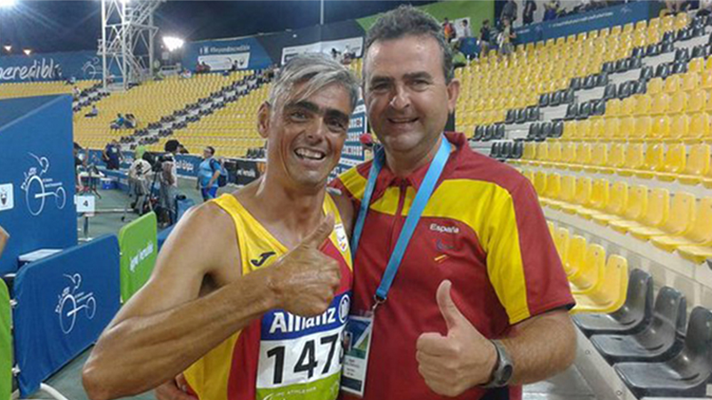 El atleta José María Pámpano y su entrenador, Agustín Rubio, reciben el Premio Extremadura del Deporte 2021