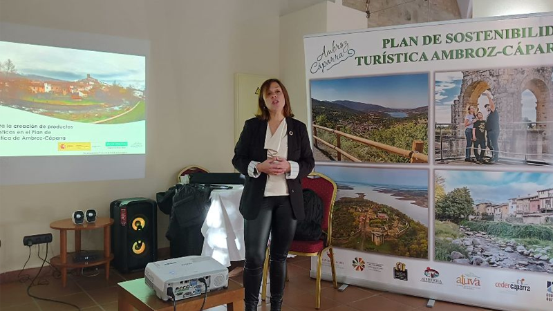 La Diputación de Cáceres presenta a 10 agencias de viajes un catálogo con más de 80 experiencias en Ambroz-Cáparra