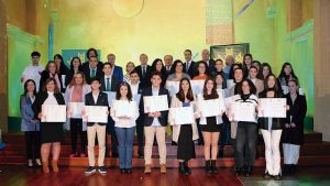 Caja Rural de Extremadura entrega las Becas Espiga a los alumnos con mejores expedientes de Secundaria y Formación Profesional. Grada 174. Qué pasó