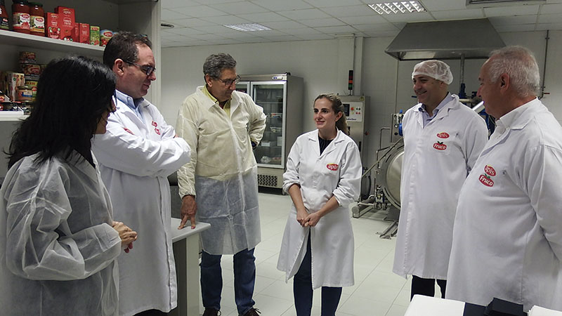 Encuentro con una trabajadora contratada mediante este programa en la fábrica de Apis, durante una visita de la consejera. Foto: Junta de Extremadura