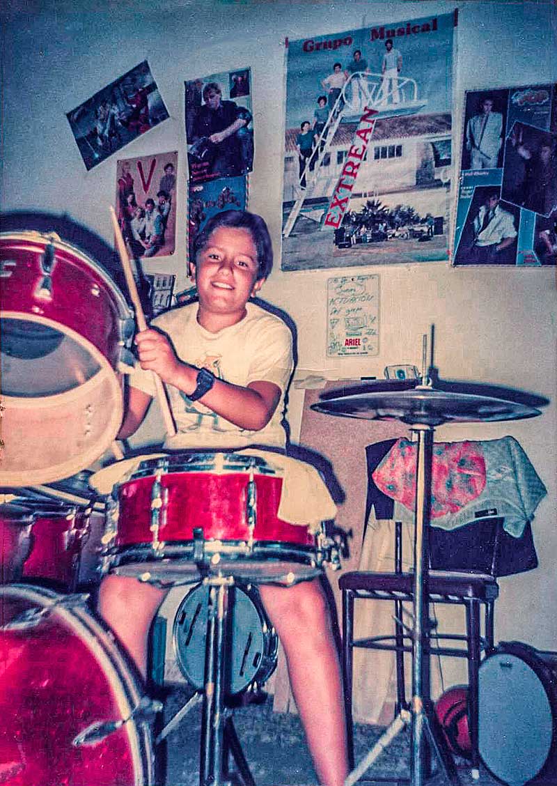 Luis Carlos en sus inicios, con su primera batería, en 1984. Foto: Cedida