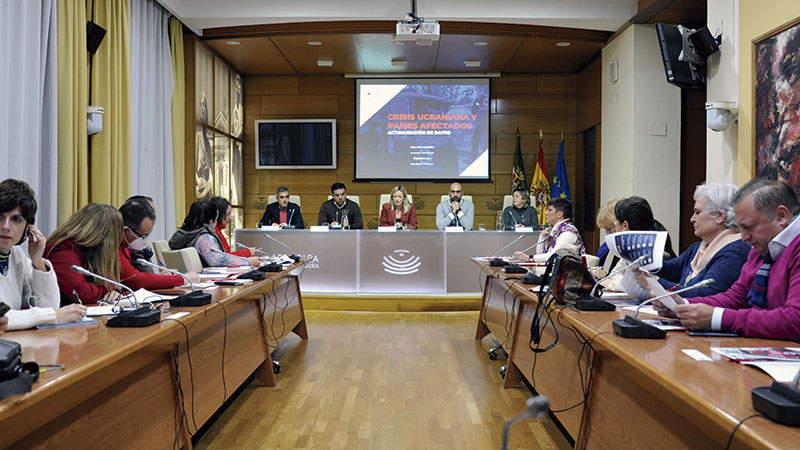 La Asamblea de Extremadura acoge la presentación del informe de Cruz Roja sobre la crisis de Ucrania. Grada 175