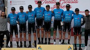 Los 'kazajos' extremeños se divierten en la Vuelta Ciclista a Almería
