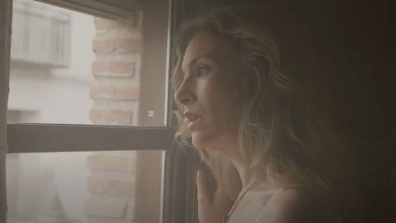 María Burguillos presenta su nuevo single, 'Lazos de hiedra'
