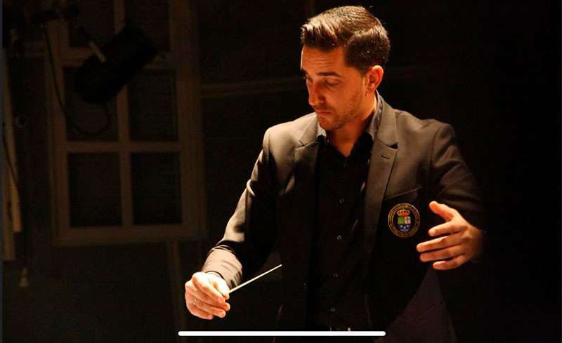 Diego Morán Carretero dirigiendo la Banda de Música de Puebla de la Calzada. Foto: Cedida