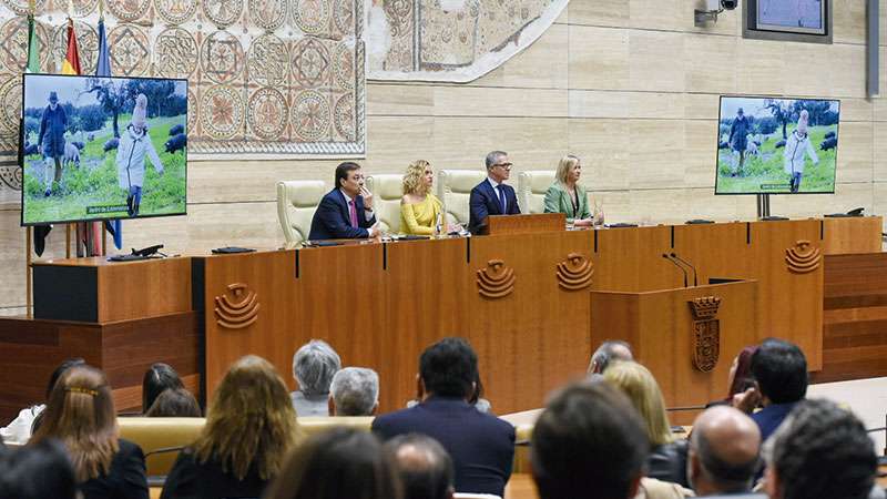 La Asamblea de Extremadura conmemora el 40º aniversario del Estatuto de Autonomía. Grada 176