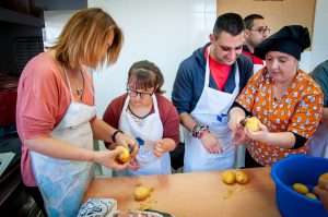Pinofranqueado acoge una jornada de gastronomía inclusiva de la mano de Conchi 'La Enramá'