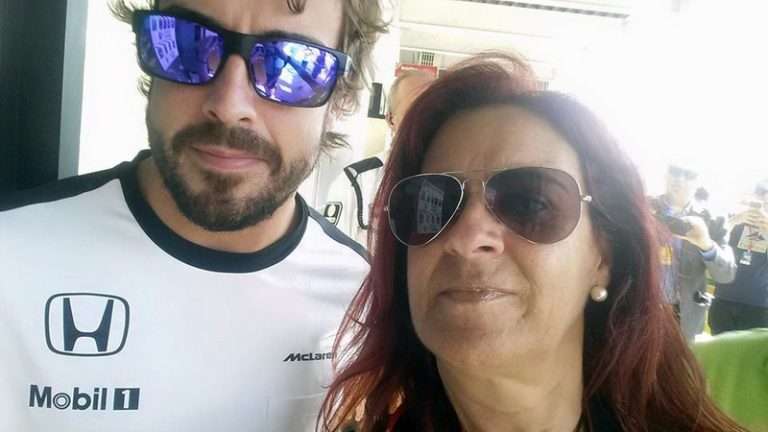 Un tal Fernando Alonso con 40 años pone patas arriba la Fórmula 1 y desata de nuevo la 'Alonsomanía'. Mamen Vázquez