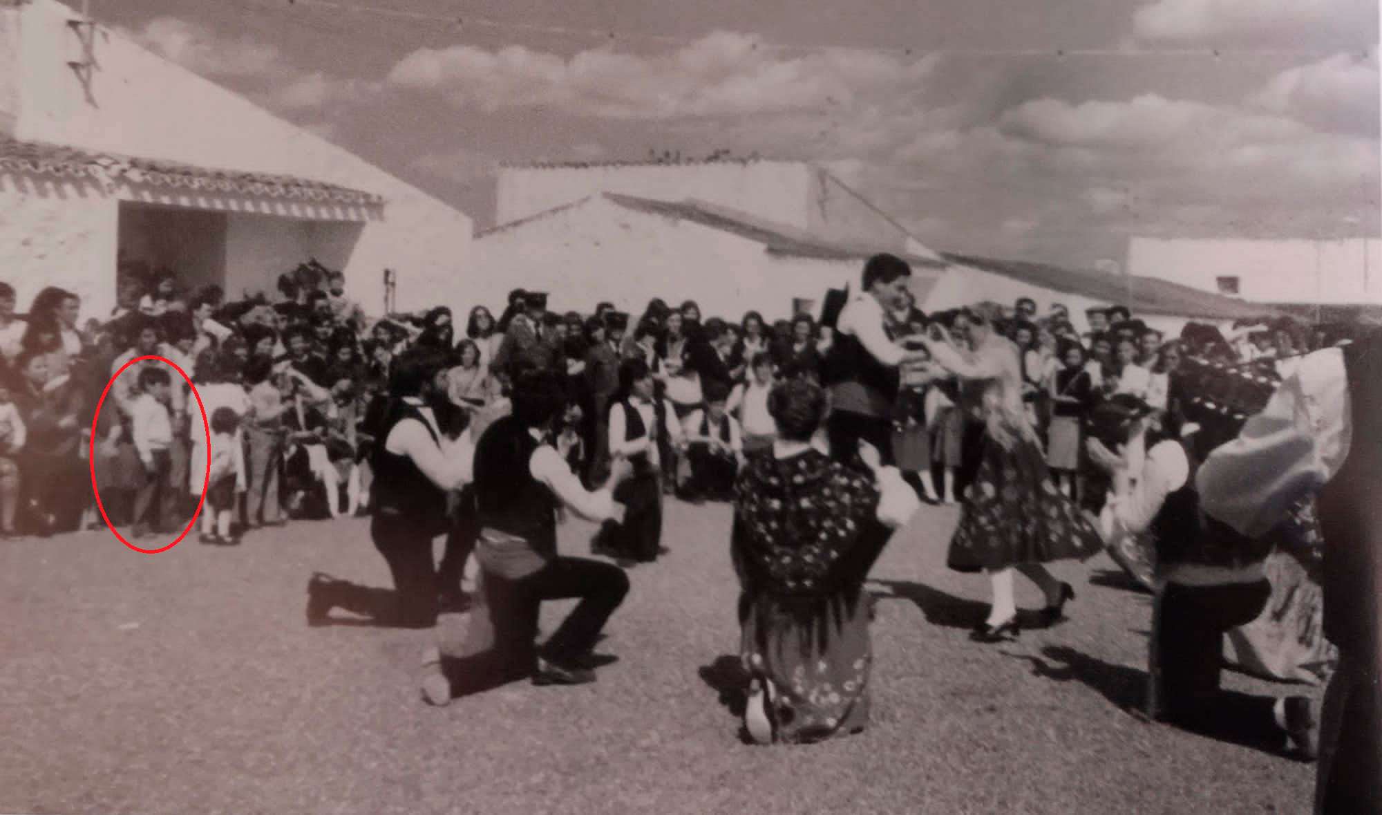 Año 1980. Quini (en círculo rojo) asistiendo en Lácara a una actuación de AGLA. Foto: Cedida