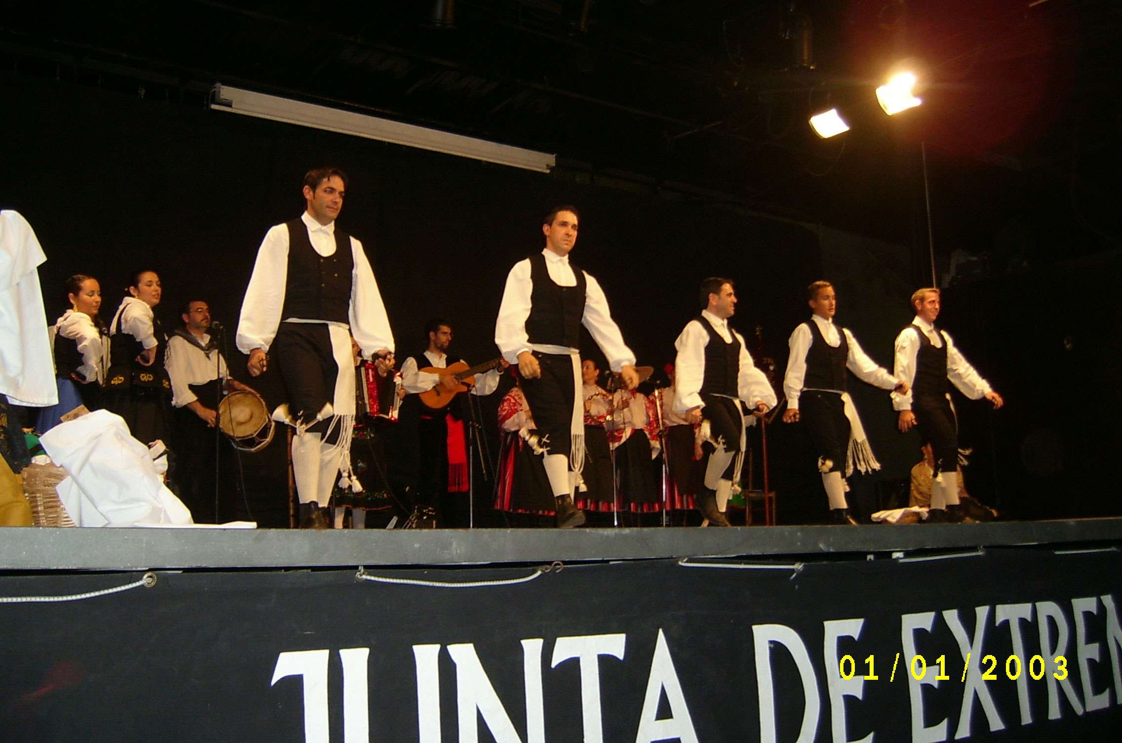 Año 2003. Actuación en Valle de la Serena (primero por la izquierda). Foto: Cedida