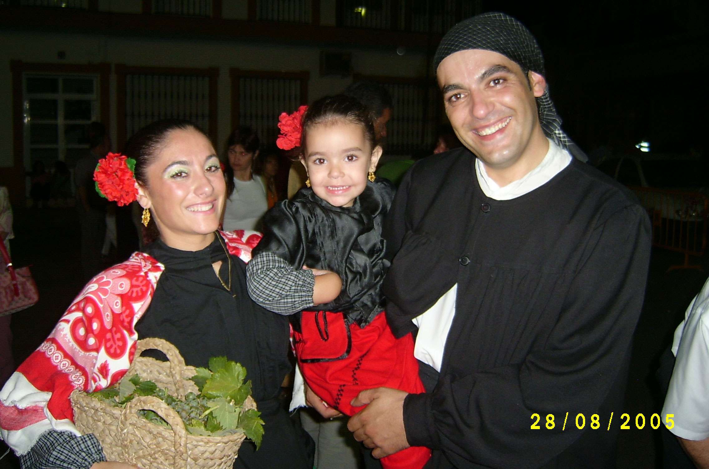 Año 2005. Con AGLA en Los Santos de Maimona, con su sobrina Nazaret en los brazos y con Montse, de la agrupación folclórica 'El Venero', de Valverde de Mérida. Foto: Cedida