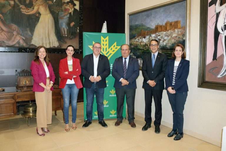 Caja Rural de Extremadura y Cooperativas Agro-alimentarias Extremadura colaborarán para fortalecer el tejido cooperativo. Grada 177. Zona empresa