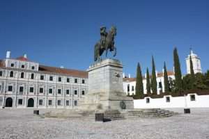 Sentado bajo la estatua de Joâo IV en Vila Viçosa. Grada 178. Juan Antonio Narro