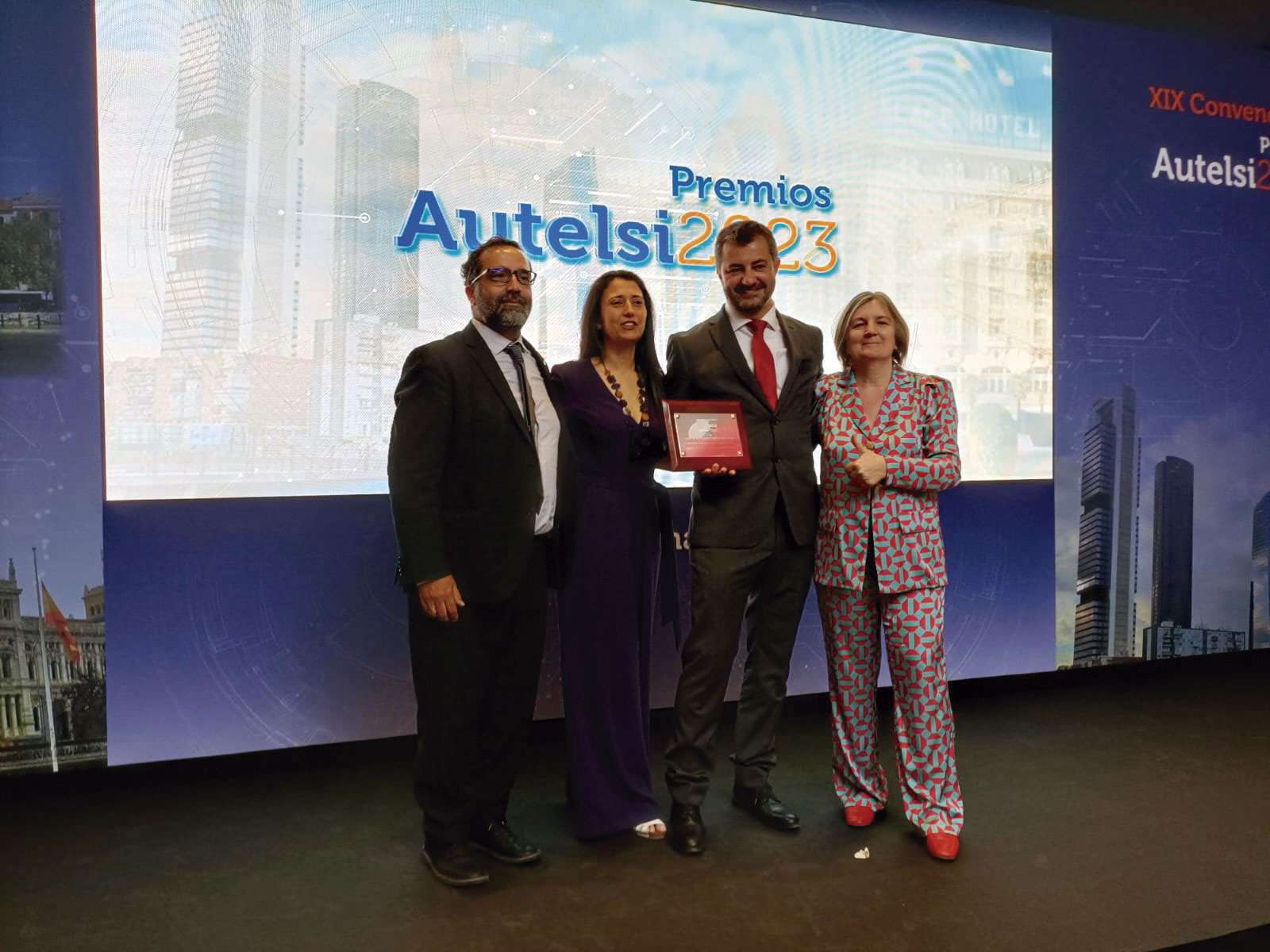La Junta de Extremadura recibe un Premio Autelsi 2023 por el programa ‘ConectadAs’