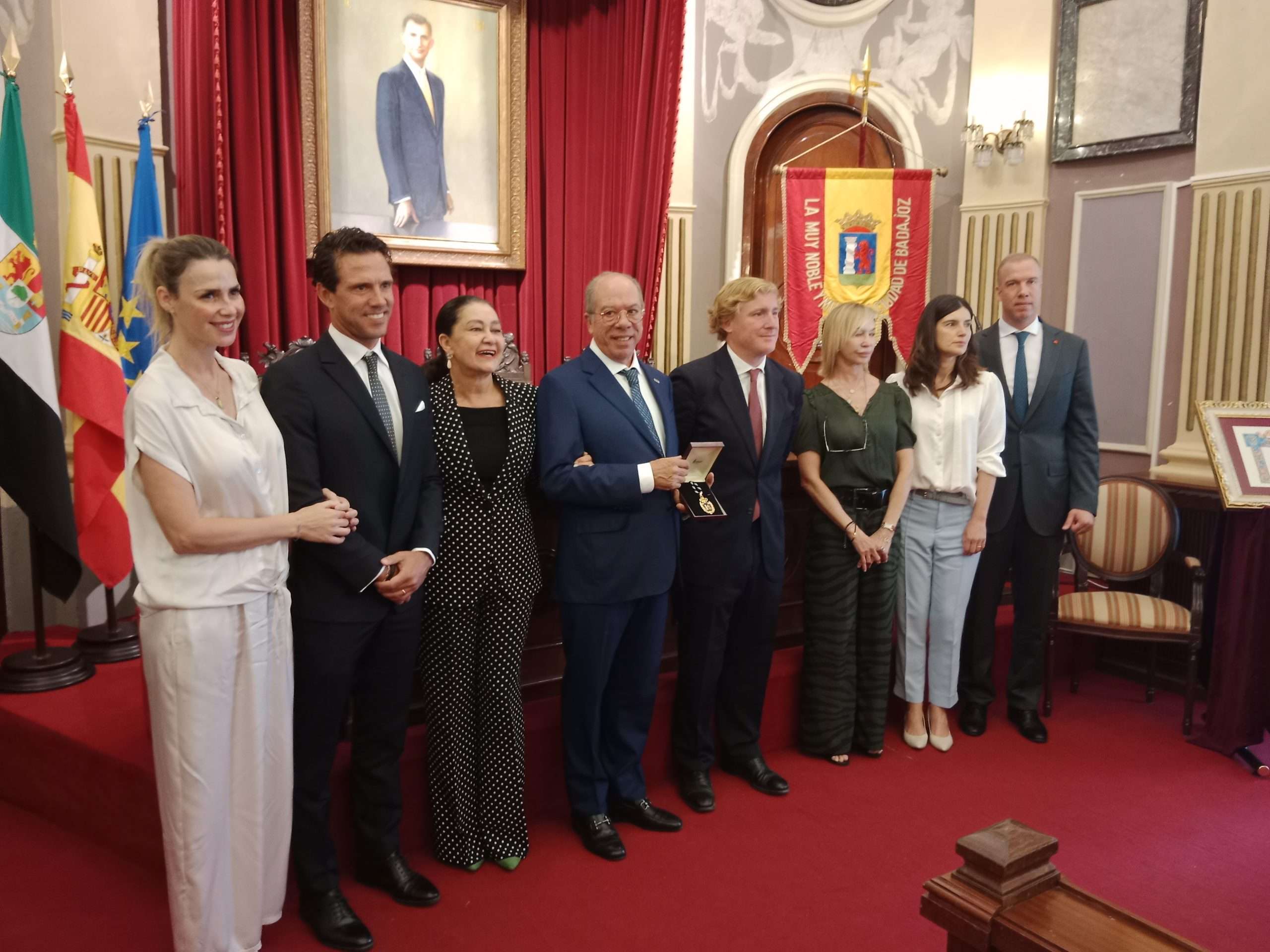 El comendador Rui Nabeiro recibe el título de Hijo Adoptivo de la ciudad de Badajoz