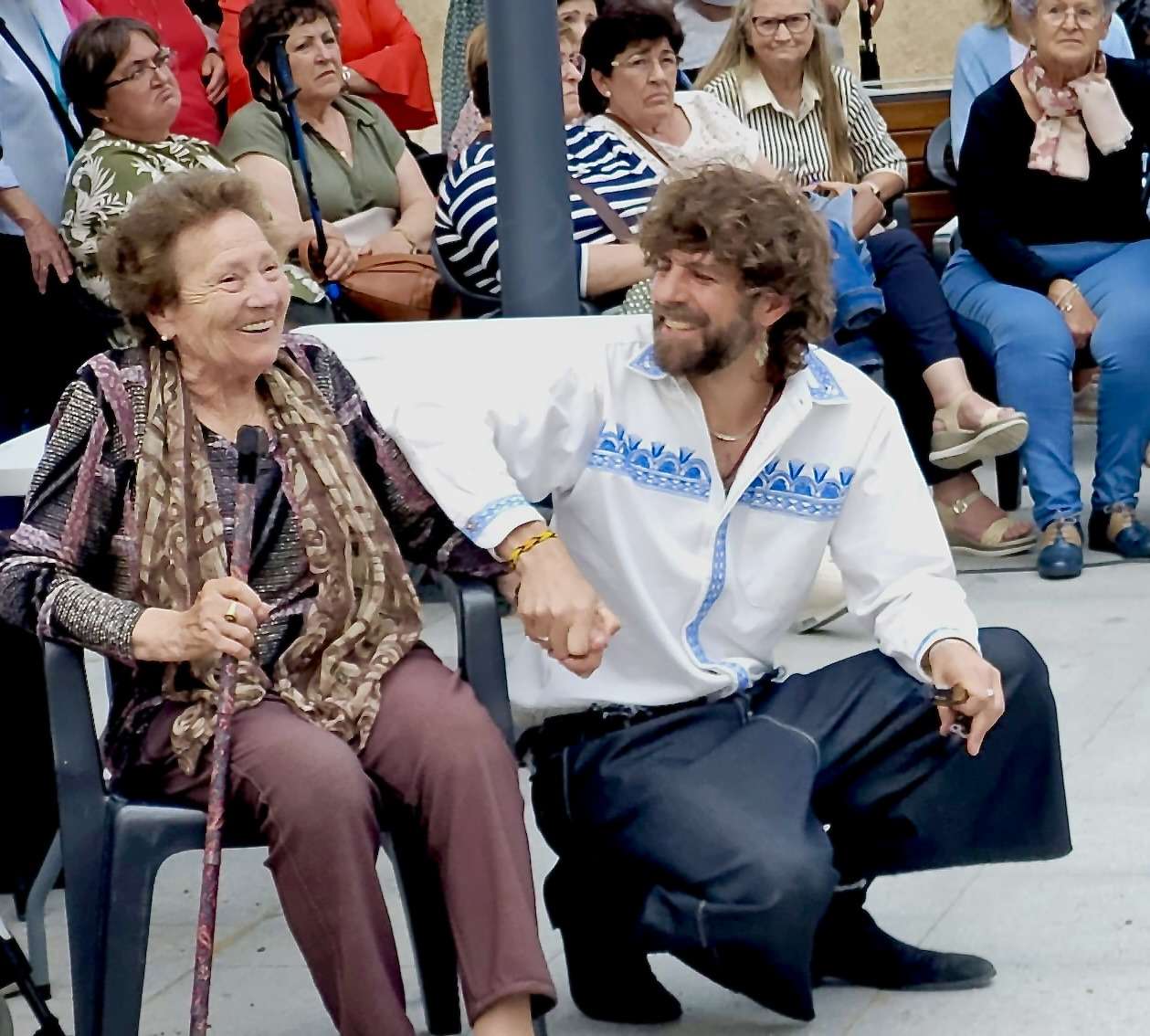 El actor Santi Senso inaugura en Casar de Cáceres su escultura 'Oliva y Olivo, un abrazo ancestral'