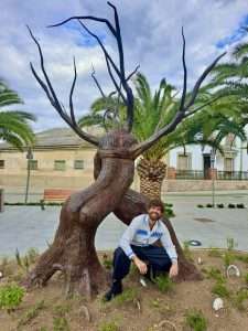 El actor Santi Senso inaugura en Casar de Cáceres su escultura 'Oliva y Olivo, un abrazo ancestral'