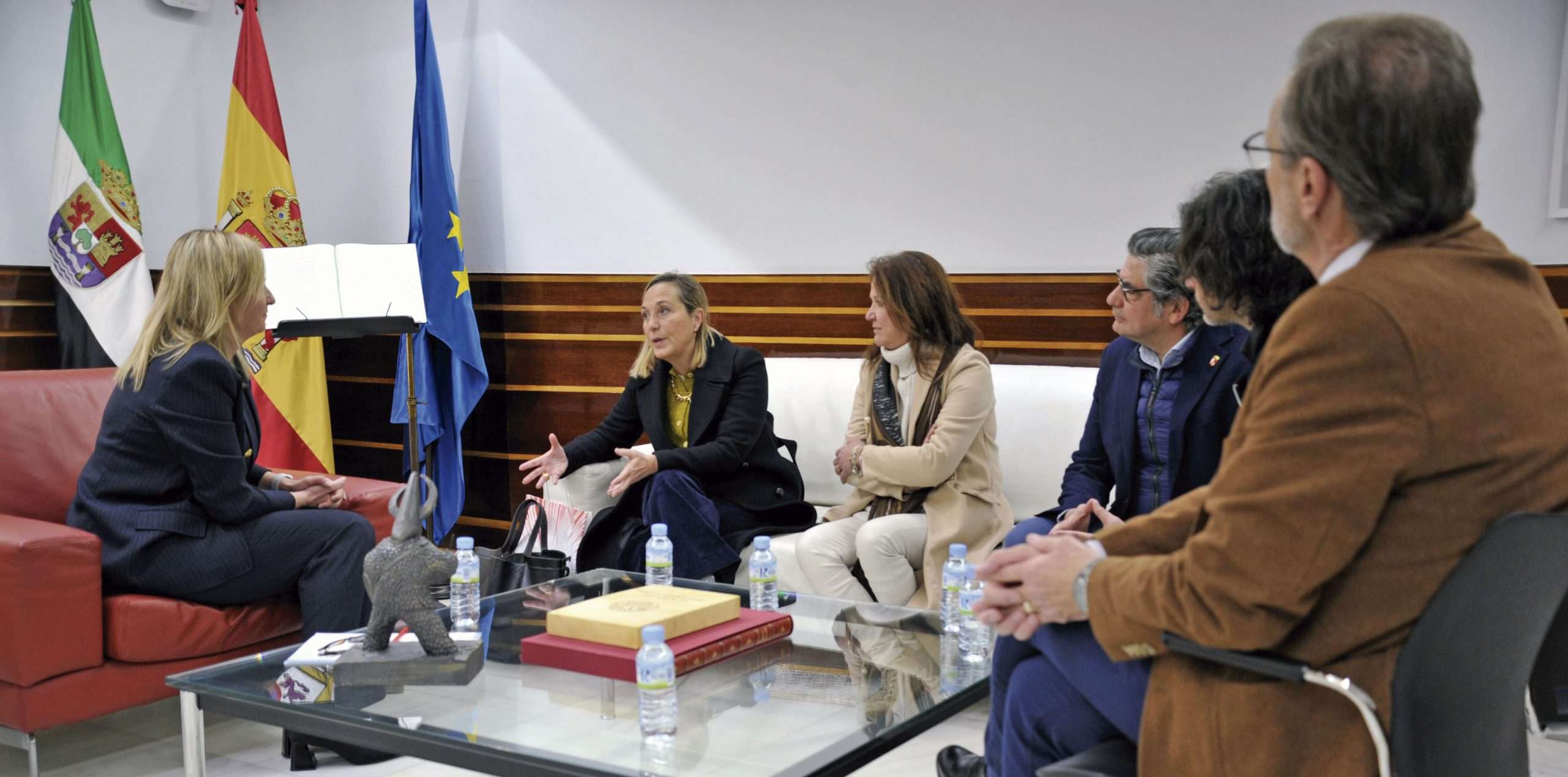 Imagen de archivo de una visita de los responsables del centro educativo a la Asamblea. Foto: Asamblea de Extremadura
