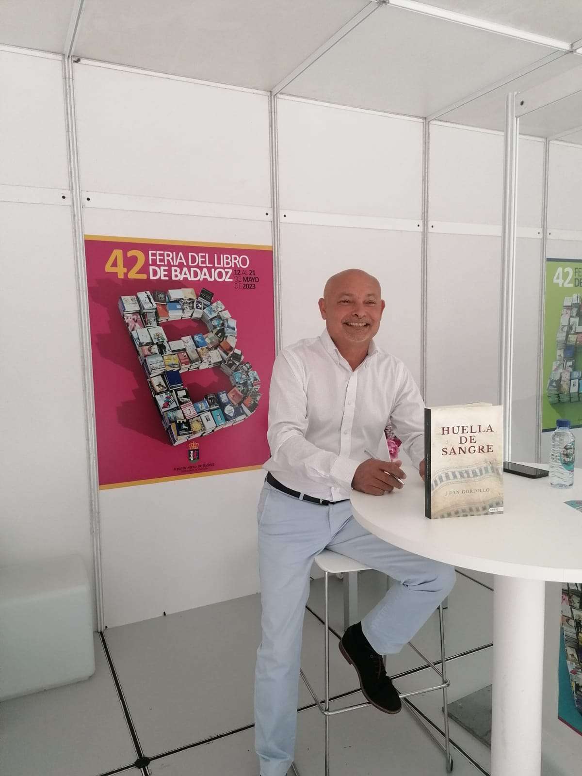 Firma de ejemplares en la Feria del Libro de Badajoz de 2023. Foto: Cedida