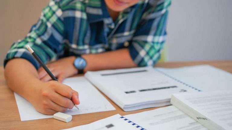 La Junta de Extremadura publica la convocatoria de las ayudas para los libros de texto y material escolar de los centros concertados