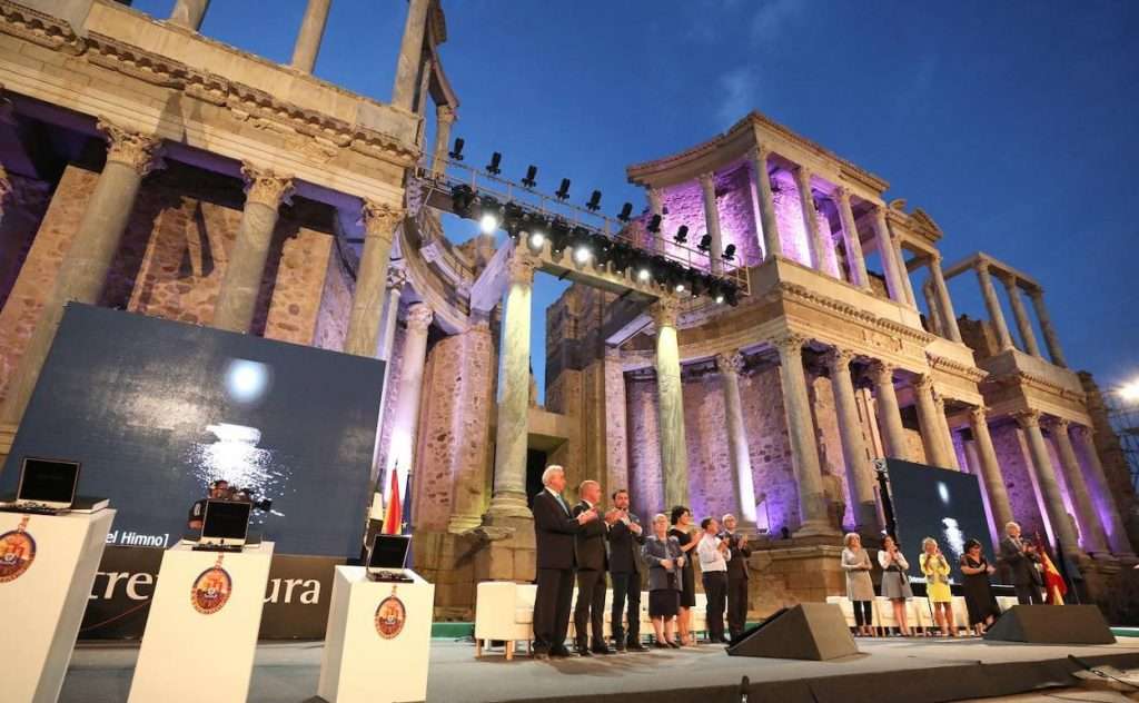 La unidad de oncohematología del Hospital Materno Infantil de Badajoz recibe la Medalla de Extremadura 2023