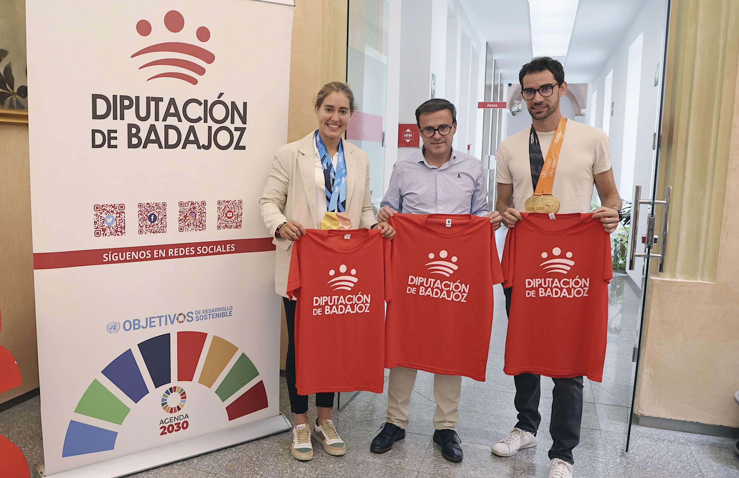 El presidente de la Diputación de Badajoz recibe a los campeones del mundo Estefanía Fernández y Álvaro Martín