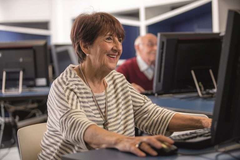La Fundación La Caixa imparte talleres y cursos de autoformación a personas mayores