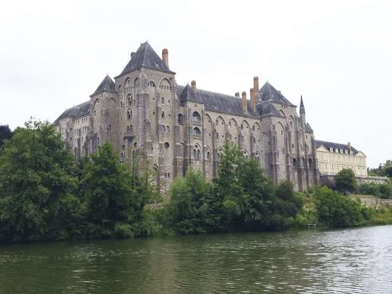 Escuchar canto gregoriano en la abadía de Solesmes