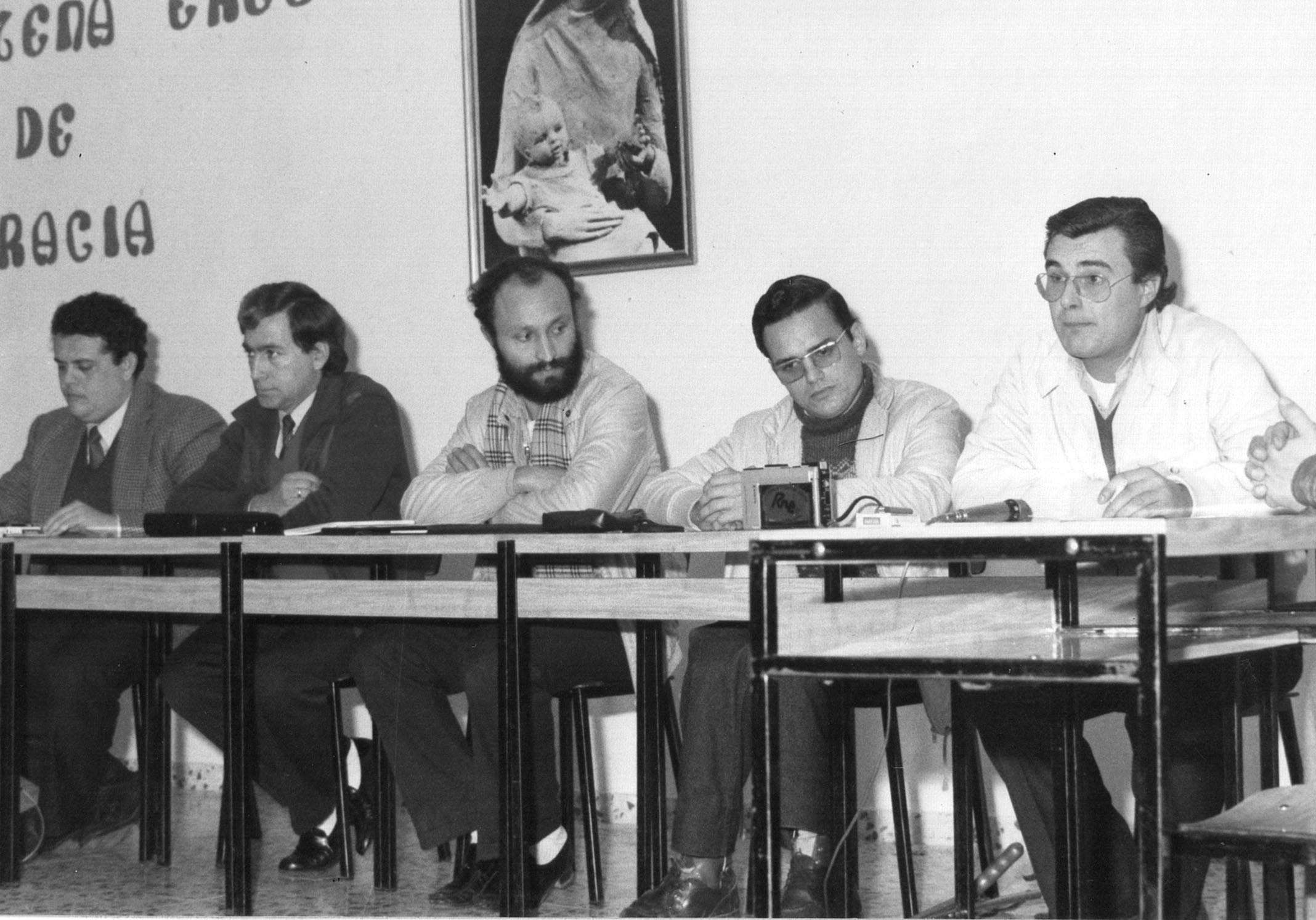 Presentación de 'Trastos viejos' (1982), compartiendo mesa con José Antonio Lagar, entre otros. Foto: Cedida