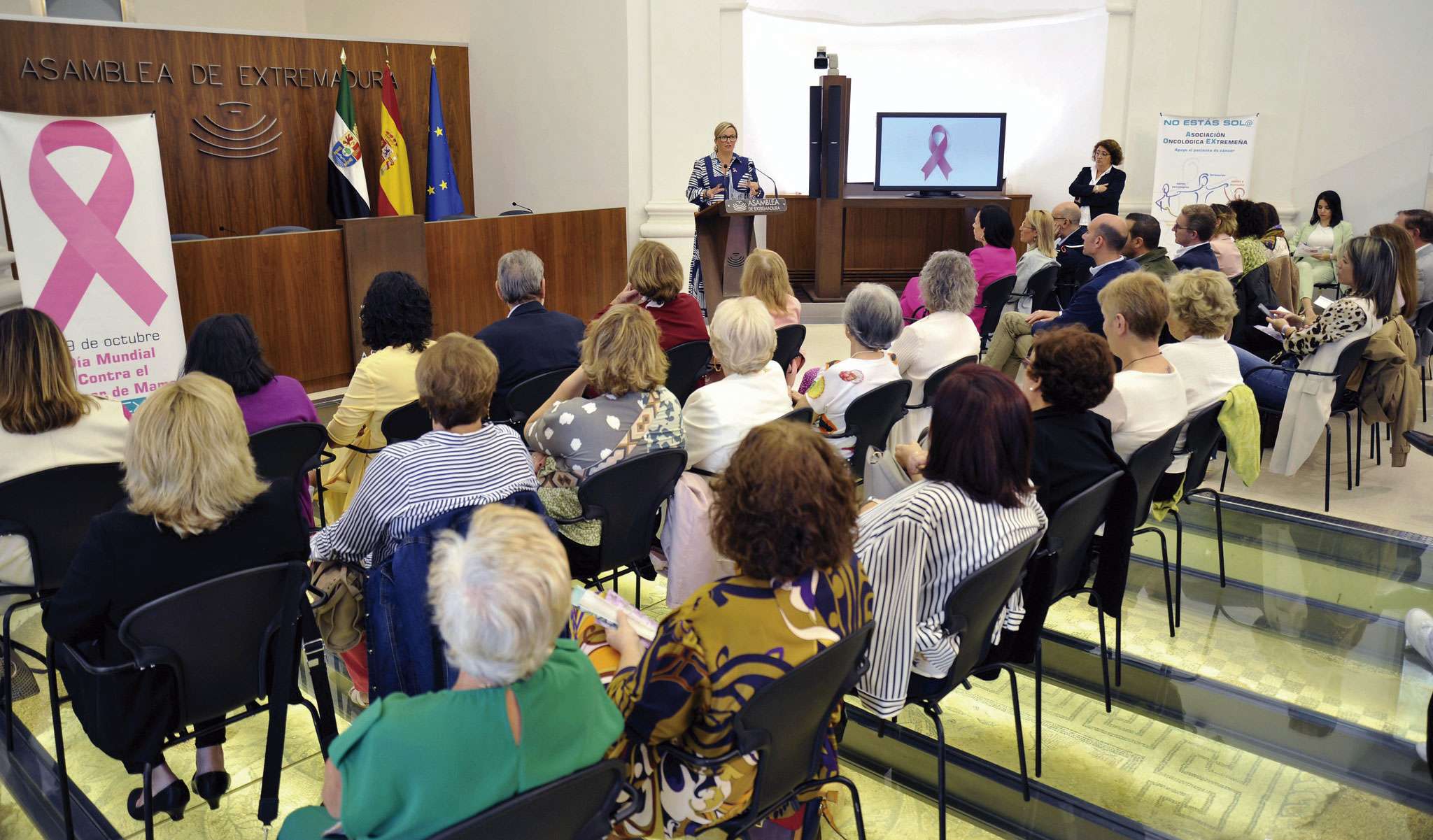 La Asamblea de Extremadura acoge el acto institucional con motivo del Día internacional contra el cáncer de mama
