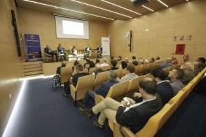 La sede financiera de Cajalmendralejo en Badajoz acoge la presentación de un informe sobre nuevas políticas agrarias