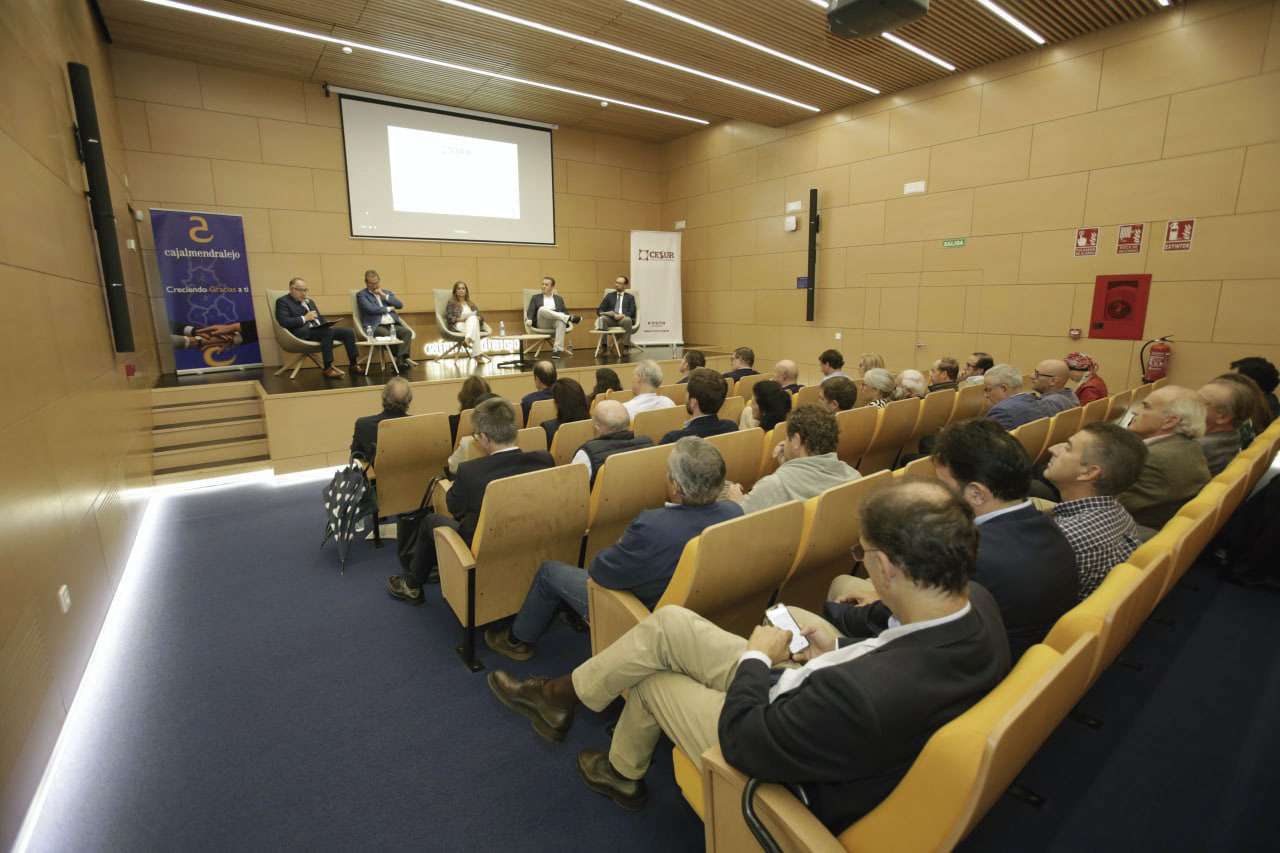 La sede financiera de Cajalmendralejo en Badajoz acoge la presentación de un informe sobre nuevas políticas agrarias