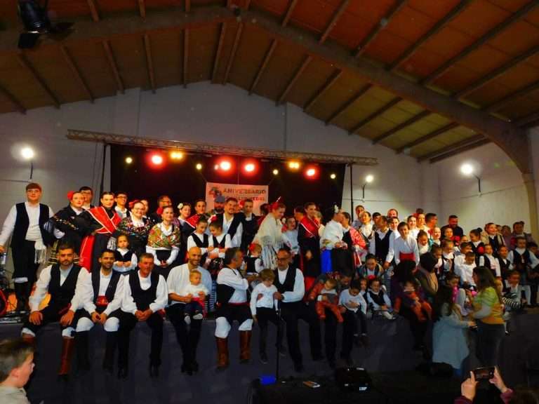 Homenaje a la tradición y al entusiasmo de los jóvenes por el aniversario del Grupo Folclórico Valdemedel