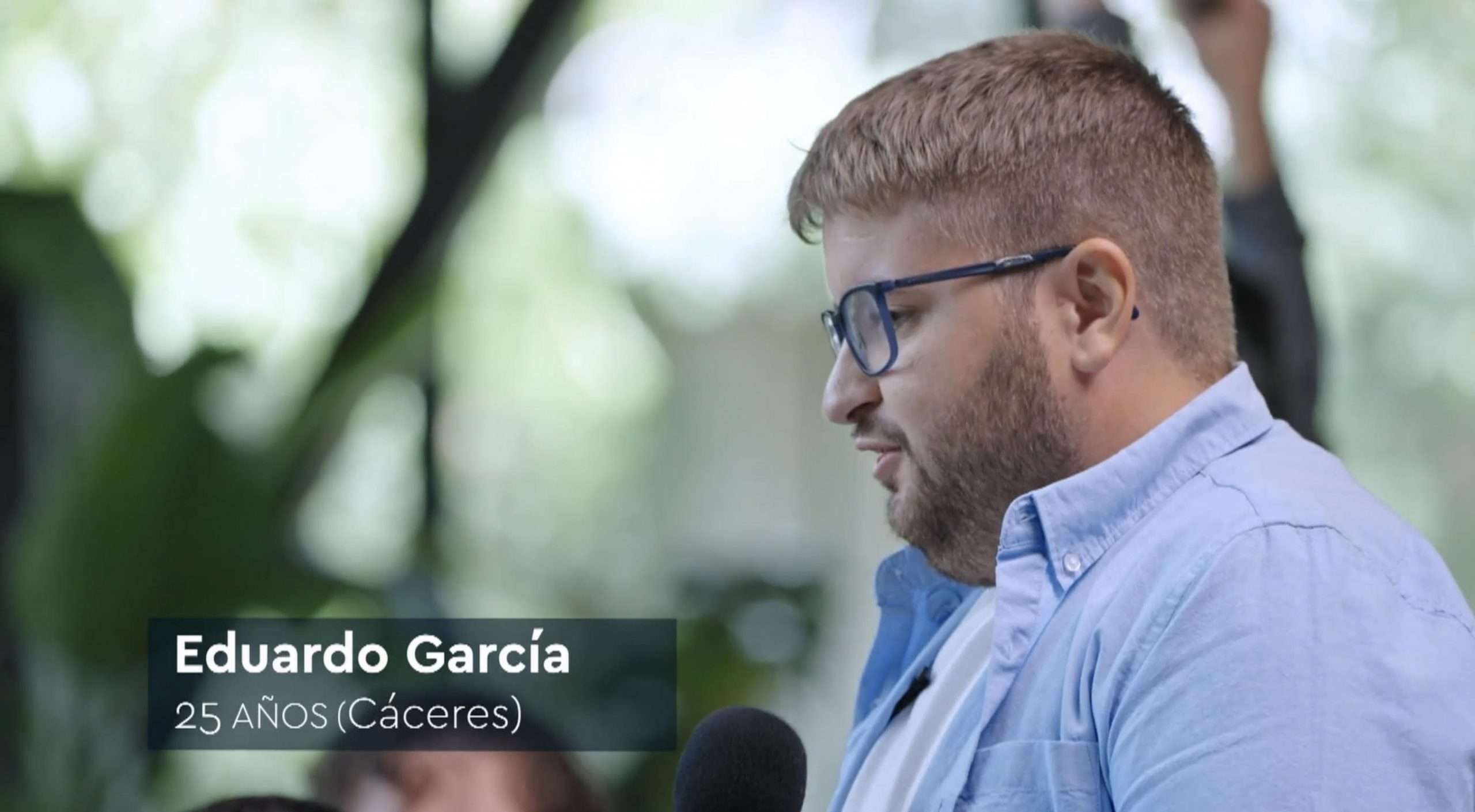 Eduardo García pregunta a Antonio Banderas en '100% Únicos'. Foto: Cedida