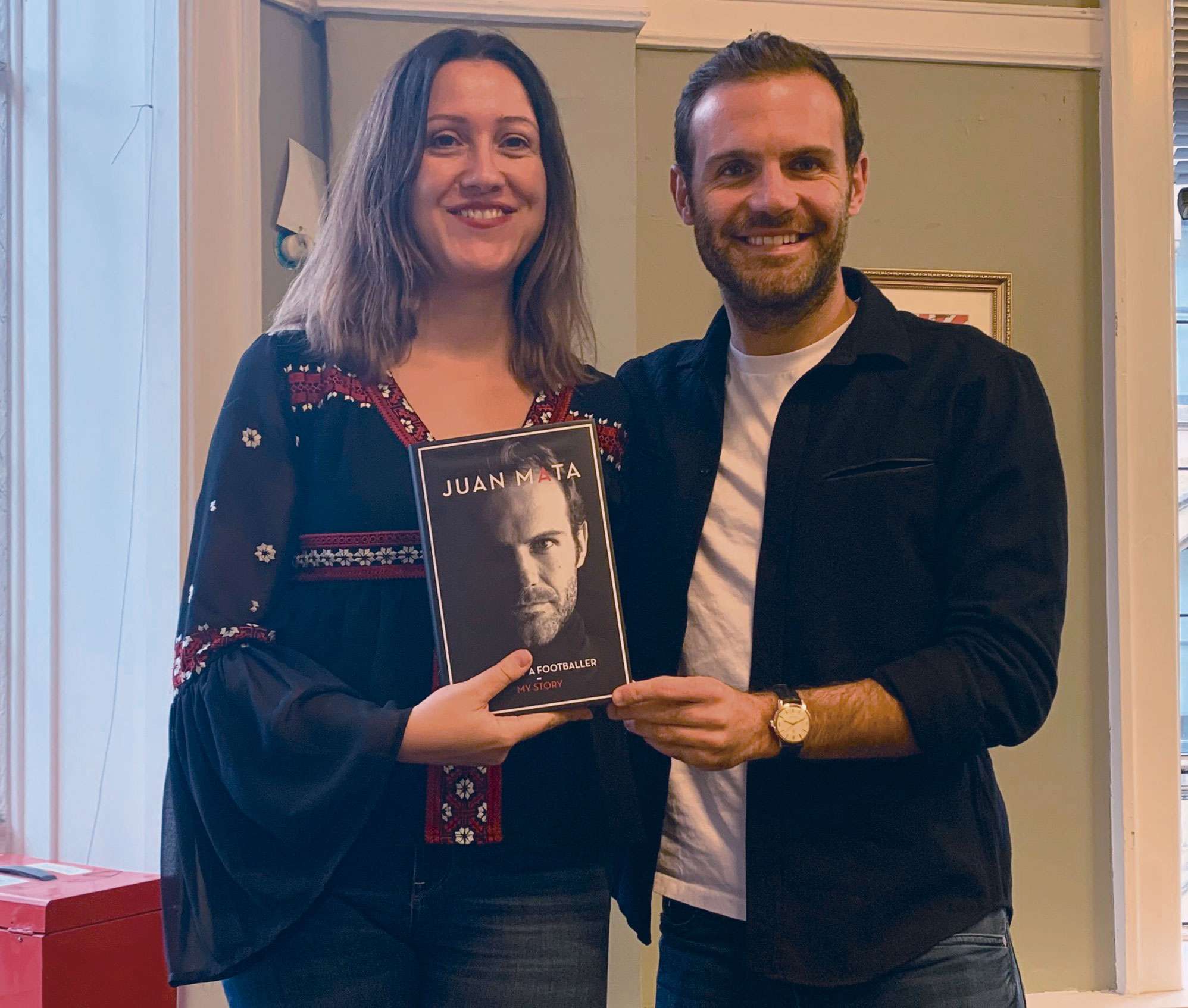 Con Juan Mata, en la presentación del libro que le ayudó a escribir. Foto: Cedida