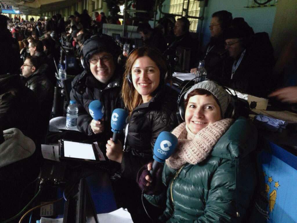 En un partido en el Etihad Stadium con Manolo Oliveros y Silvia Ortiz. Foto: Cedida