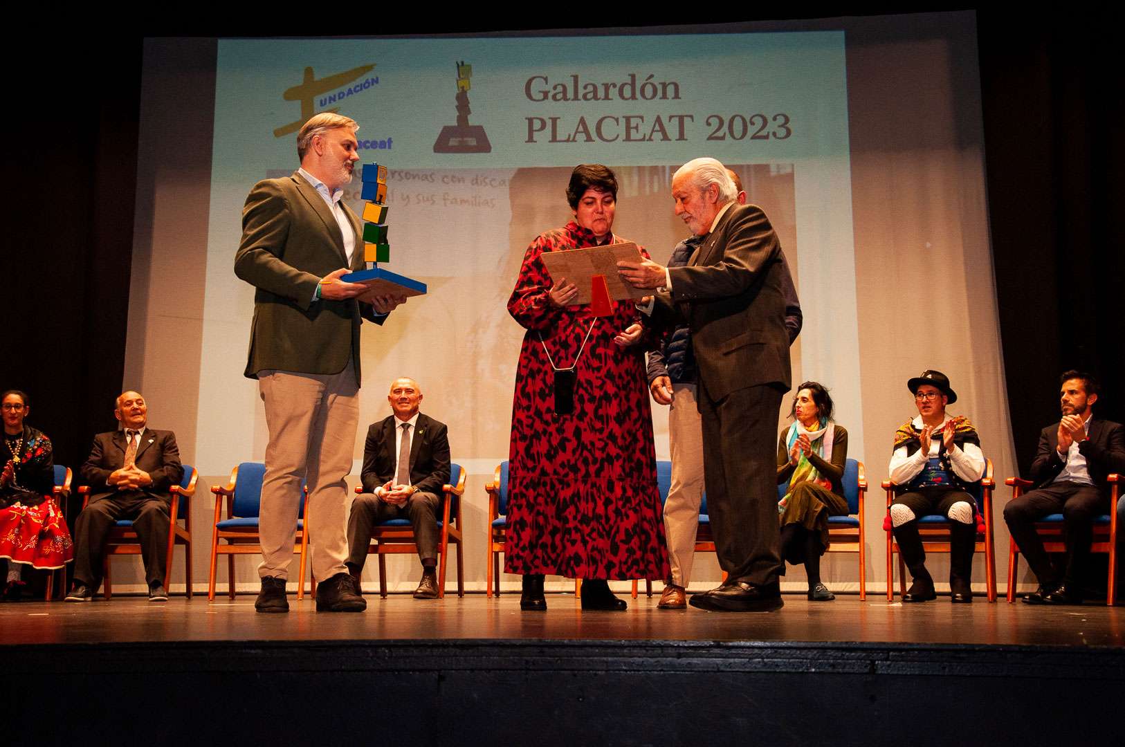 Entrega del galardón a Maribel Cáceres. Foto: Cedida