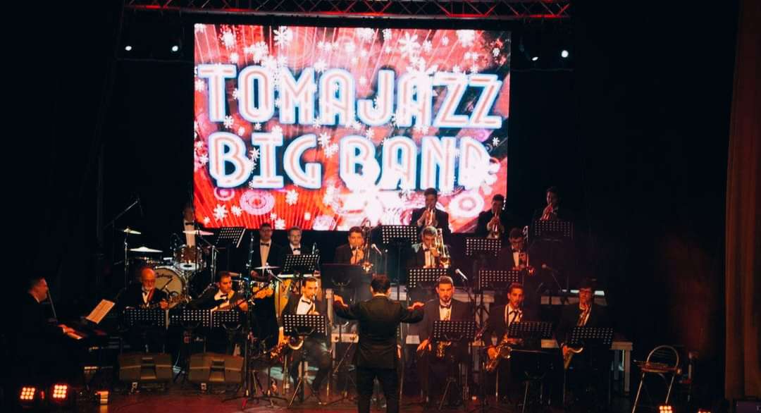Dirigiendo la Tomajazz Big Band de las Vegas Bajas. Foto: Cedida