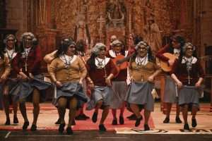 El Carnaval de Badajoz desafía a la lluvia con una celebración multitudinaria