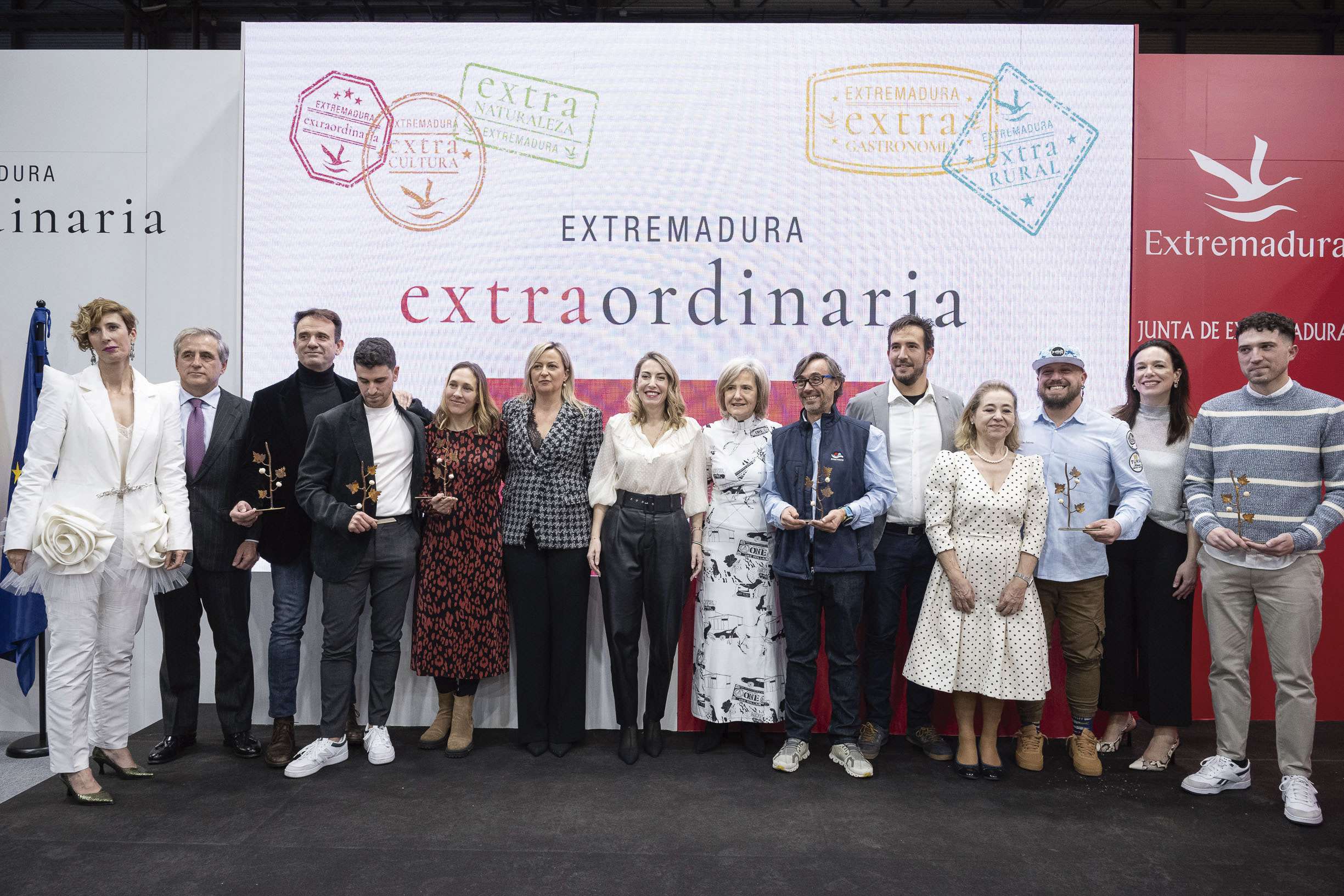 Autoridaes y galardonados con los Premios ‘Extremadura Extraordinaria’. Foto: Junta de Extremadura