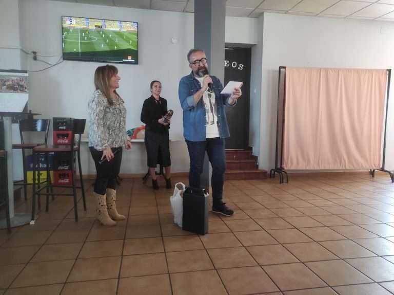 Francisco Blanco recibe su 'Goya' particular de mano de sus actores y actrices ribereños